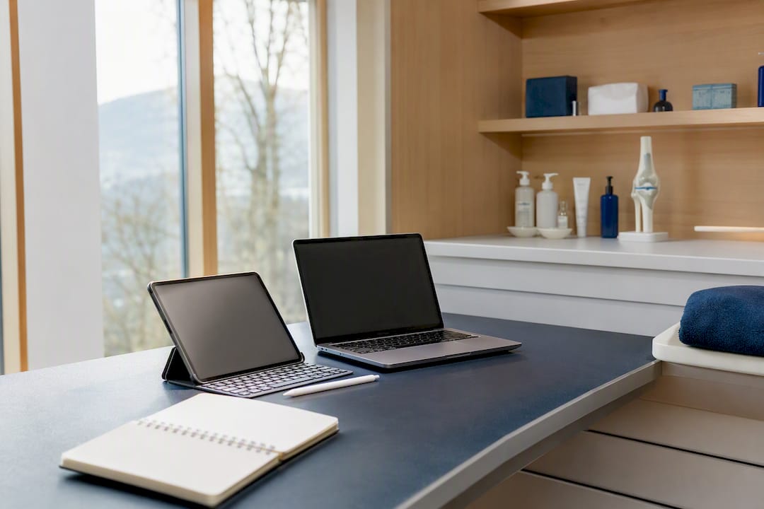 Zeitgemäß ausgestatteter Behandlungsplatz mit Tablet und moderner Medizintechnik