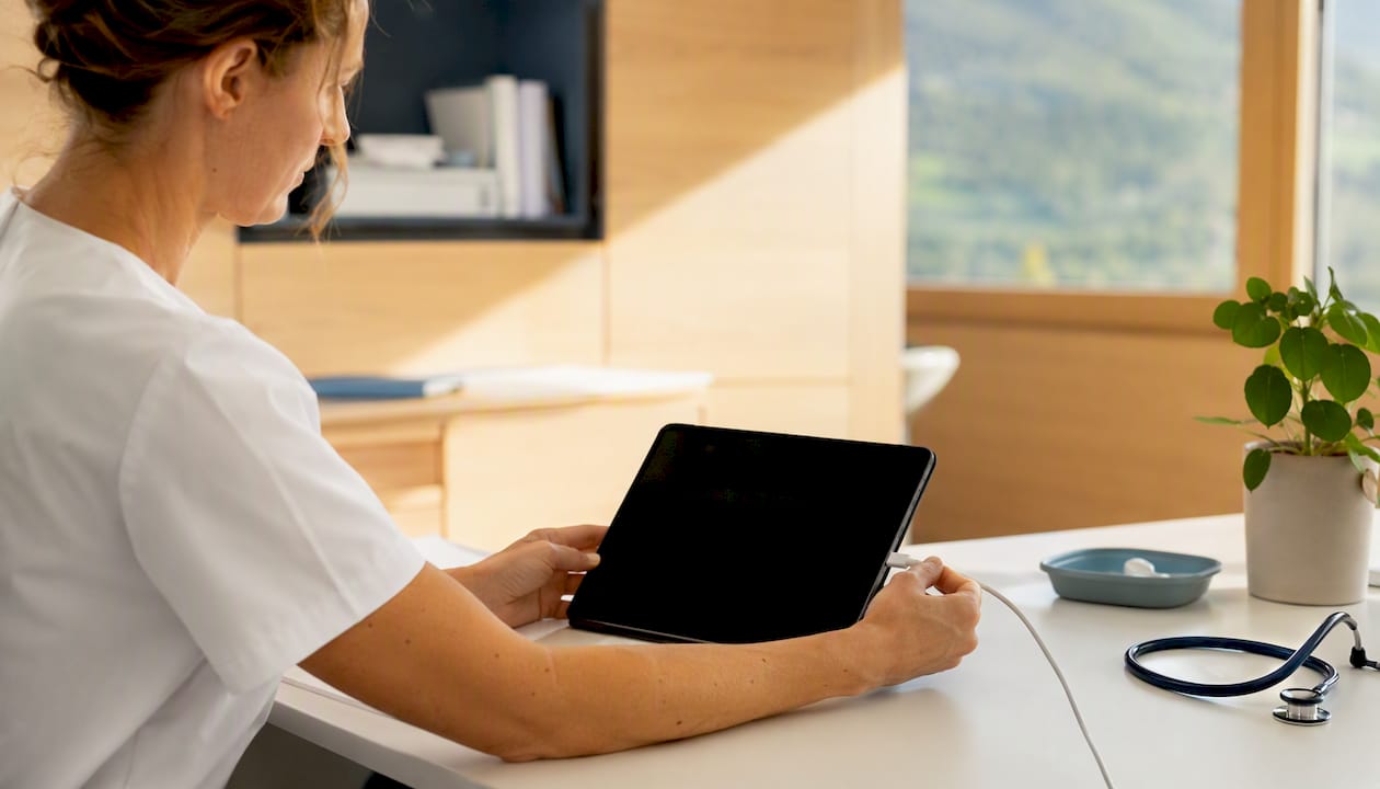 Tablets werden in einer Schweizer Arztpraxis aufgeladen.