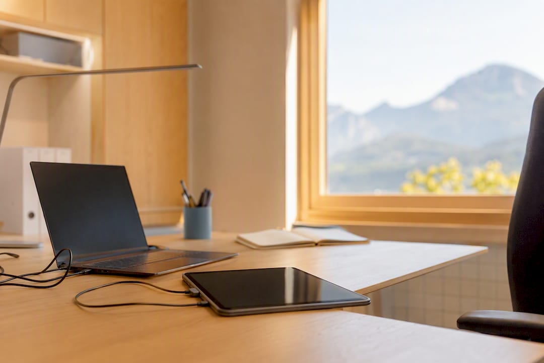Moderner Praxisarbeitsplatz mit Tablet und Laptop