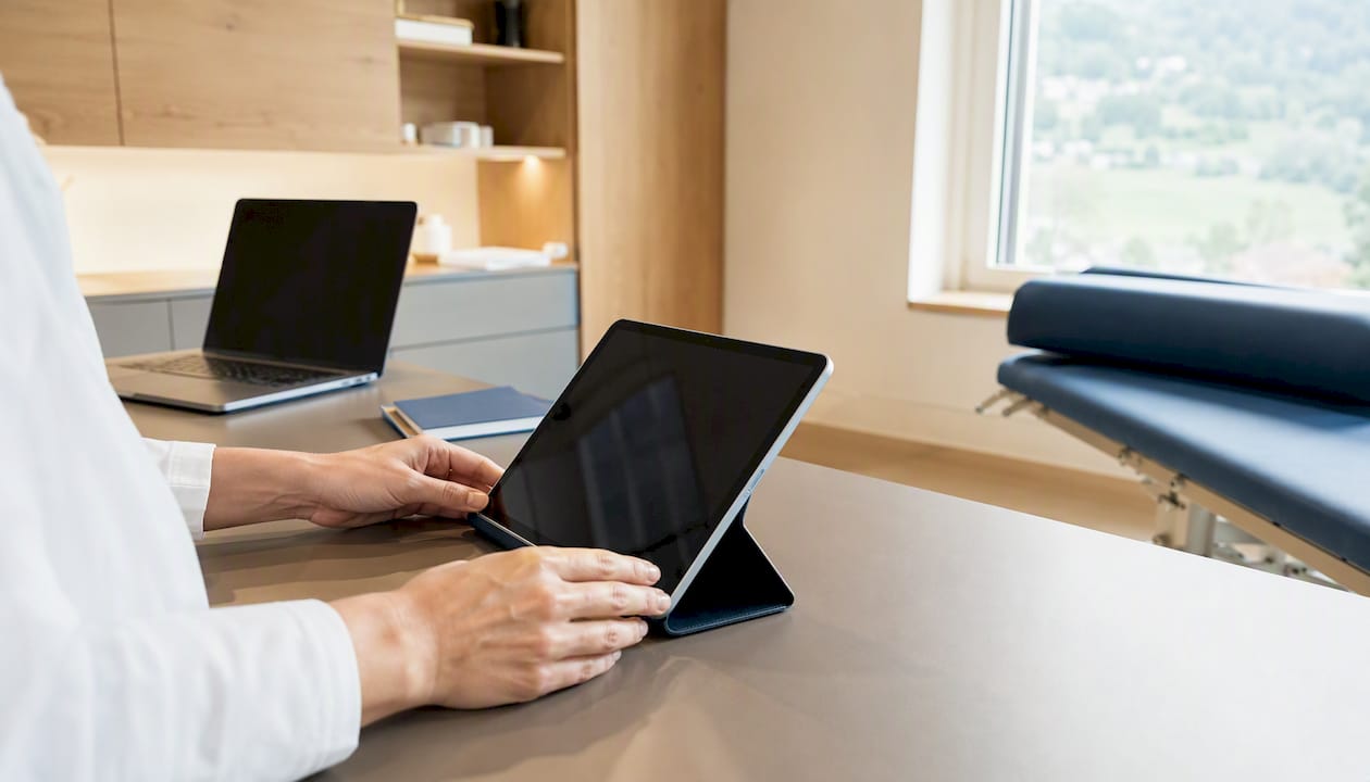 Individuelle Anpassung des Tablets im Schweizer Therapieraum
