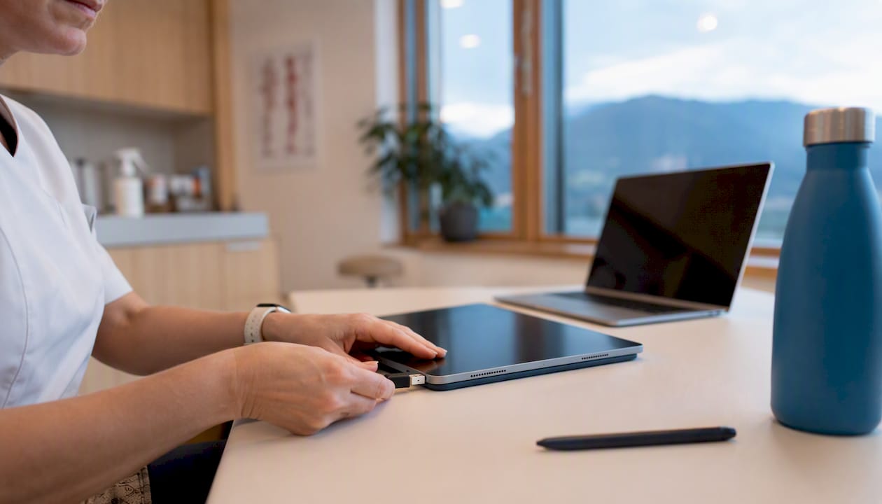 Medizinische Arbeitsstation mit integrierter Lademöglichkeit für Tablets